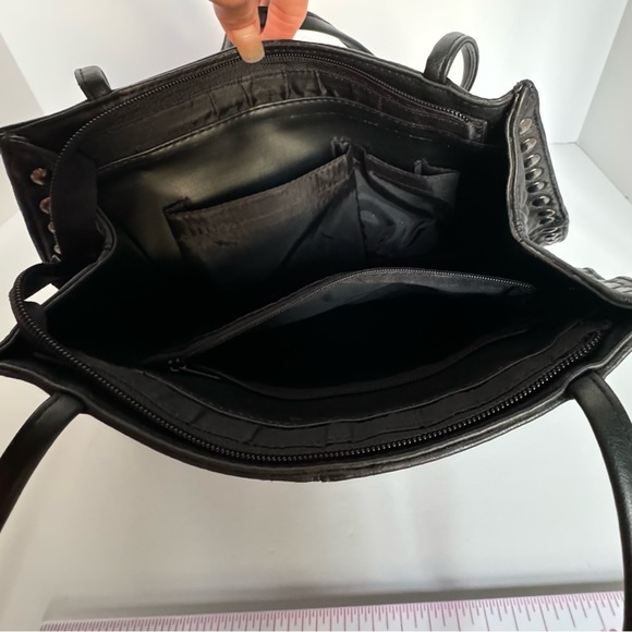 NWOT Purse- stylish and plenty of room for wallet, phone, keys, makeup, etc. - Picture 3 of 10